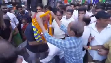 ड्राइवर आदमी हूँ, मुझे केजरीवाल सरकार ने कोरोना काल में 5-5 हज़ार दिए थे। बहुत प्यार करते हैं हम अरविंद जी से।"

यह एक आम इंसान के दिल की आवाज़ है, जो बताती है कि @arvindkejriwal जी ने लाखों ज़िंदगियों को कैसे छुआ है। आज भले ही वो तानाशाह क