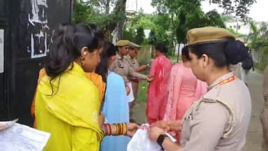 रामपुर: 13 परीक्षा केंद्रों पर पुलिस परीक्षा कड़ी सुरक्षा के बीच शुरू हुई प्रथम पारी की परीक्षा कराने के लिए पुलिस की पैनी नज़र