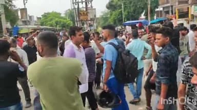 बाह: अरनोटा तिराहे पर ग्रामीणों ने किशोरी की हत्या के विरोध में बाह-इटावा हाईवे पर शव रखकर लगाया जाम