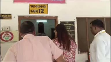 गोंडा: जिलाधिकारी नेहा शर्मा ने स्वामी विवेकानंद इंटर कॉलेज परीक्षा केंद्र के कंट्रोल रूम और परीक्षा कक्ष का किया निरीक्षण