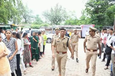 ललितपुर: SP ने जनपद में प्रचलित आरक्षी पुलिस भर्ती लिखित परीक्षा के दृष्टिगत परीक्षा केन्द्रो पर तैनात पुलिस को चेककर दिए निर्देश