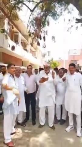 सिरसा: एलओसी की मांग को लेकर माल गोदाम रोड स्थित पब्लिक हेल्थ कार्यालय में पहुंचे ठेकेदार,किया प्रोटेस्ट