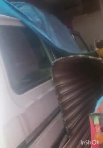 औरैया: कोतवाली क्षेत्र के कानपुर रोड पर स्थित एक मकान में अनियंत्रित होकर घुसी वैन, बाल-बाल बचे लोग