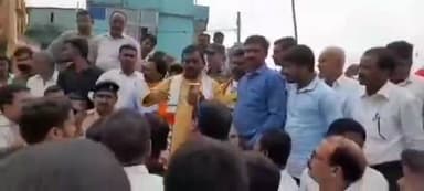 तरहसी: तरहसी-पांकी विस क्षेत्र से रांची रैली में जाने पर भाजपा कार्यकर्ताओं को बालूमाथ में रोका गया,विधायक शशिभूषण ने दिया धरना