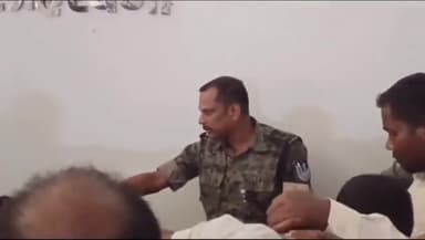 लोहरदगा: जिला पुलिस मुख्यालय में चौकीदार पद बहाली के लिए पुलिस आचरण प्रमाण पत्र को लेकर अभ्यर्थियों की लगी भीड़