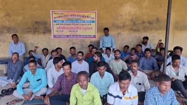 सिमडेगा: झारखंड लोकल बॉडीज इंप्लाइज फेडरेशन सिमडेगा इकाई द्वारा मांगों को लेकर नगर परिषद के समीप अनिश्चितकालीन हड़ताल शुरू की गई