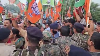 गिरिडीह: भाजपा युवा मोर्चा और जिला कमेटी के द्वारा डीसी ऑफिस के गेट पर मुख्यमंत्री हेमंत सोरेन का किया गया पुतला दहन।