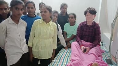 राजगढ़ क्षेत्र राजू नेता उर्फ उत्कर्ष मौर्य का सड़क दुघर्टना से चोटिल होने पर उनकी बालिका कबड्डी टीम हास्पिटल में मिली