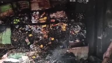 लखीसराय: रामगढ़ चौक थाना मार्ग स्थित एक किराना दुकान में लगी आग, लाखों की संपत्ति जलकर स्वाहा, बगल के मनिहारी दुकान भी चपेट में