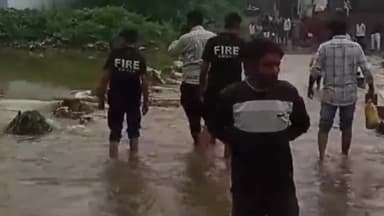 धुळे: वाडीभोकर फरशीपुलाहुन वाहून गेलेला ४९ वर्षीय पुरुष देवपूर नेहरूनगर पुलाजवळल अत्यावस्थेत आला आढळून