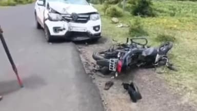 अंबाजोगाई: आंबा कारखाना ते राडी फाटा रस्त्यावर कार आणि दुचाकीचा भीषण अपघात, एक जण गंभीर जखमी तर वाहनांचे मोठे नुकसान