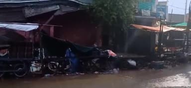 जोबट: भारी बारिश की वजह से भरभरा कर गिरा उमराली बस स्टैंड के पास स्थित एक पुराना मकान