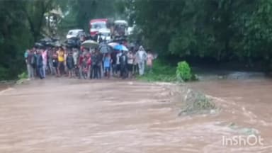 जोबट: अलीराजपुर छकतला फूलमाल मार्ग पर मना करने पर भी पार करने लगा नदी, बहा, पुलिस ने बचाया
