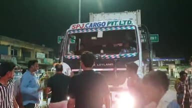 रामपुर: मालगोदाम तिराहे पर एक ट्रक चालक ने मारुति सुजुकी को मारी टक्कर आधे घंटे तक जाम, एम्बुलेंस फसी,पुलिस ने खुलवाया जाम