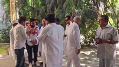 रामपुर: शौकत अली रोड स्थित कांग्रेस के कैंप कार्यालय पर नवनियुक्त प्रदेश सचिव मणि कपूर का फूल मलाए पहनाकर स्वागत किया