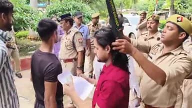 कानपुर: पुलिस भर्ती परीक्षा के तीसरे दिन डीसीपी वेस्ट के सामने अभ्यार्थियों की चेकिंग, परीक्षा केंद्रों का किया निरीक्षण