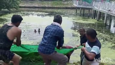 अजयगढ़: श्री कृष्ण जन्माष्टमी पर रामबाग मंदिर तालाब की सफाई में जुटे नगर परिषद उपाध्यक्ष और सीएमओ