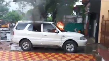 ललितपुर: जॉन प्लेयर दुकान के पास रखी टाटा सफारी कार में अज्ञात कारणों के चलते लगी आग, फायर ब्रिगेड की गाड़ी ने आग पर पाया काबू