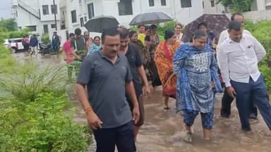 धुळे: जुना नकाणे रोड, वलवाडी, गुलमोहर सोसायटीत महापालिका आयुक्त अमिता दगडे पाटील यांनी नागरिकांच्या समस्या घेतल्या जाणून