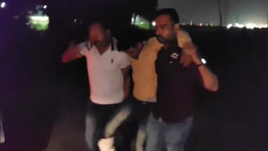 फिरोज़ाबाद: पुलिस ने पश्चिम बंगाल के रहने वाले दुष्कर्म के आरोपी को बेंदी की पुलिया के पास से मुठभेड़ के दौरान दबोचा,पैर में लगी गोली