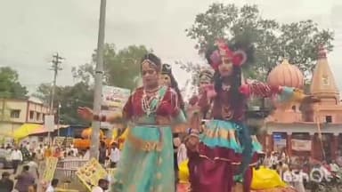 गुना नगर: श्री कृष्ण जन्माष्टमी पर्व के अवसर पर गुना में यादव समाज ने निकाला भव्य चल समारोह, कलाकारों ने दी प्रस्तुतियाँ