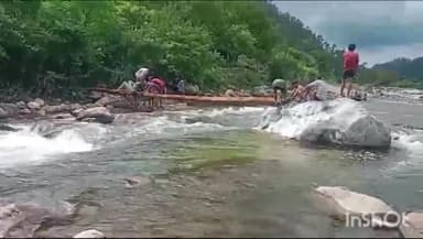 पुरोला: शासन-प्रशासन की अनदेखी के बाद पुरोला के तलड़ा गांव के ग्रामीणों ने स्वंय किया अस्थाई पुलिया का निर्माण,