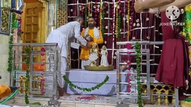 इंद्रगढ़: इंद्रगढ़ के पुष्टिमार्गीय श्री चंद्र विहार जी मंदिर पर जन्माष्टमी पर श्री जी का अभिषेक किया, रात्रि 12 बजे जन्मोत्सव...