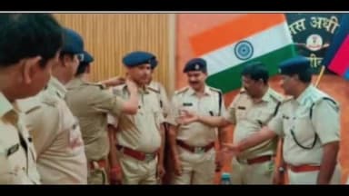 हज़ारीबाग: गैलेंटरी अवार्डेड पुलिस बल को एसपी ने बैच देकर किया सम्मानित।
2015 में भाकपा माओवादियों व पुलिस मुठभेड़ में थी भूमिका।