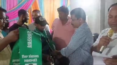 सिमडेगा: सिमडेगा ठाकुर टोली स्थित पूर्व मंत्री की आवास में शहरी क्षेत्र के सैकड़ो लोगों ने थाना झारखंड पार्टी का दामन