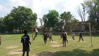 रामपुर: राष्ट्रीय खेल दिवस के उपलक्ष्य में शहीद ए आजम स्पोर्ट्स स्टेडियम में वॉलीबॉल खेल प्रतियोगिता का आयोजन किया गया