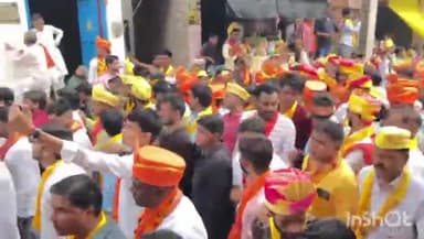 जलेसर: कस्बा जलेसर में धूमधाम से निकाली गई भगवान श्री कृष्ण की शोभायात्रा विधायक जलेसर सहित तमाम अन्य लोग रहे मौजूद