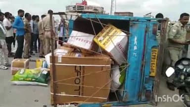 औरैया: कोतवाली क्षेत्र के दयालपुर ओवर ब्रिज पर लोडर एवं पिकअप की हुई आमने-सामने टक्कर, सामान से भरा लोडर पलटा