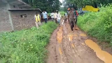 जोबट: ग्राम पस्टार में सड़क नहीं होने व सरकारी योजनाओं का लाभ नहीं मिलने से ग्रामीणों में रोष, जयस जिलाध्यक्ष ने किया दौरा