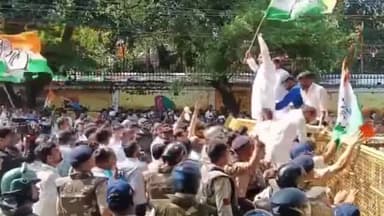 हुज़ूर: दलित उत्पीड़न मामले में भोपाल के अरेरा हिल्स थाने के सामने कांग्रेस का प्रदर्शन