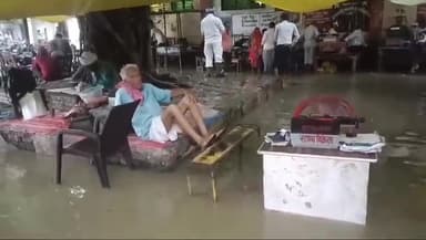 करछना: घंटे भर की बारिश ने करछना तहसील परिसर को किया जलमग्न, रजिस्ट्रार ऑफिस तक पानी भरा होने से कामकाज हुआ ठप