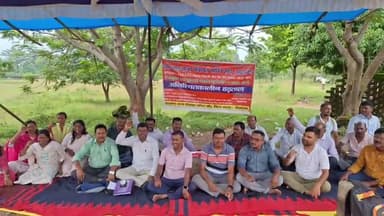 सिमडेगा: विभिन्न मांगों को लेकर झारखंड राज्य पंचायत सचिव संघ सिमडेगा इकाई के द्वारा समाहरणालय समीप अनिश्चितकालीन हड़ताल शुरू