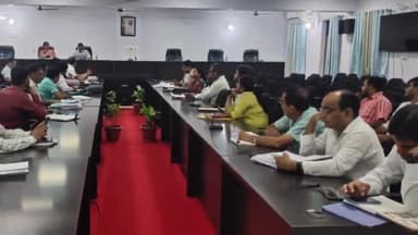 मोतिहारी: डॉक्टर राजेंद्र प्रसाद सभा भवन में अपर समाहर्ता ने आंतरिक संसाधन एवं राजस्व से संबंधित मामलों पर की समीक्षा बैठक