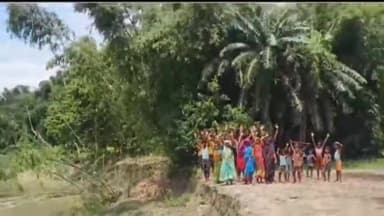 कुरसाकांटा: कुर्साकाटा प्रखंड के सिकटिया में लोहंद्रा नदी कटाव को लेकर ग्रामीणों ने किया प्रदर्शन।