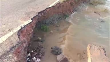 धरहरा: धरहरा प्रखंड के मानगढ़ सिंधिया पथ में बाढ़ ने बढ़ाई लोगों की मुसीबत ।