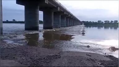 पीपलदा: खातोली पार्वती नदी की पुलिया पर 3 फ़ीट पानी होने से कोटा श्योपुर मार्ग तीसरे दिन भी बंद यात्री परेशान