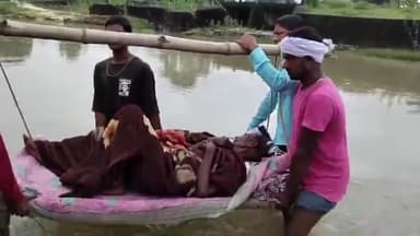 सिमडेगा: खाट पर सिस्टम तारबोगा कुरूमडेगी गांव में बीमार व्यक्ति को खाट पर लेकर नदी पार करते दिखे ग्रामीण