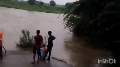 बाह: उटगन नदी का जलस्तर बढ़ने से पिनाहट से फतेहाबाद जाने वाला पुल पानी में डूबा, आवागमन बंद