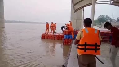 संकठा घाट पर गंगा में उतराता मिला छात्र का शव, दो दिन पहले डूबे थे छात्रा सहित तीन लोग