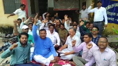 मिर्ज़ापुर: केंद्र सरकार की एनपीएस यूपीएस का शिक्षकों ने किया विरोध, DIOS कार्यालय महुवरिया पर दिया धरना एवं सौंपा मांग पत्र