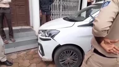 मंदसौर: बंटी चौराहा के पास कार अनियंत्रित फुटपाथ पर लगे ठेले एवं टू व्हीलर वाहन में घुसी 2 से 3 टू व्हीलर हुए क्षतिग्रस्त