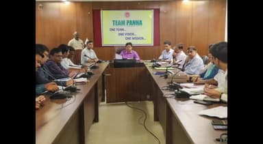 शाहनगर: राजस्व महाअभियान के शेष दिवसों में अधिकारी निर्धारित गतिविधियों का क्रियान्वयन कर प्रगति लाएंः कलेक्टर