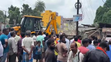 गोड्डा: नगर परिषद के द्वारा गोड्डा-भागलपुर मुख्यपथ पर अतिक्रमणकारियों पर चलाया जेसीबी