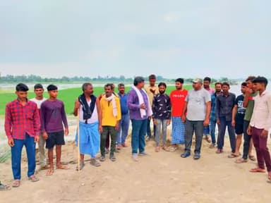 #कादरगंज गंगा घाट पर लोगों के साथ।