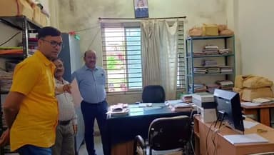 गुना नगर: जिला कलेक्ट्रेट मे कलेक्‍टर ने सामान्‍य निर्वाचन शाखा का किया औचक निरीक्षण ,अपने सामने दुरूस्‍त करायी बैठक व्‍यवस्‍था