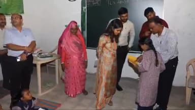 शाजापुर: कलेक्टर ने झोंकर में सीएलएफ एवं स्वसहायता समूहों की महिला सदस्यों से की चर्चा, स्कूल में विद्यार्थियों से पढ़वाई पुस्तक